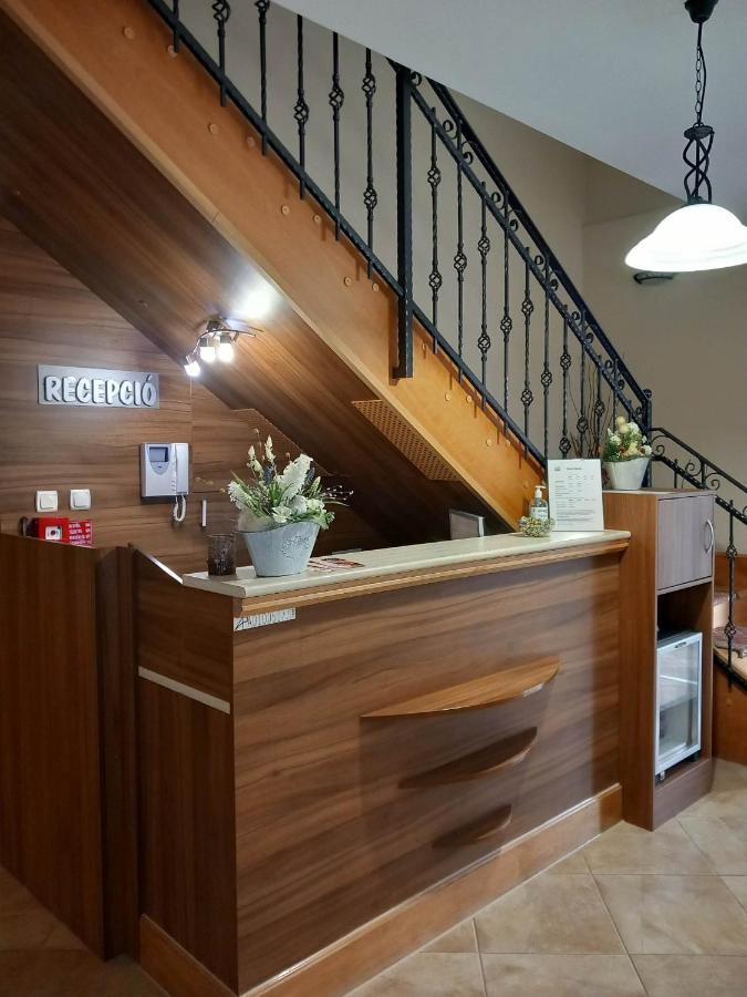 Hotel Kata Panzió Oroszlány Exterior foto