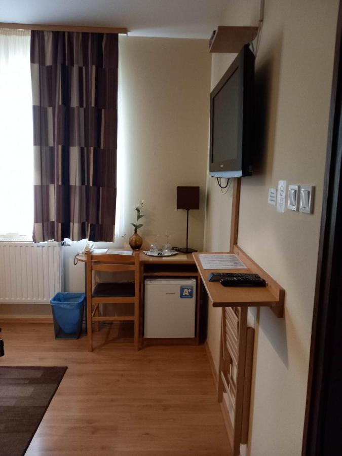 Hotel Kata Panzió Oroszlány Exterior foto