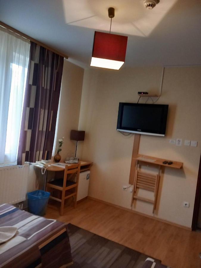 Hotel Kata Panzió Oroszlány Exterior foto