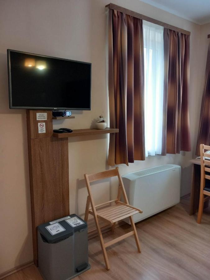 Hotel Kata Panzió Oroszlány Exterior foto