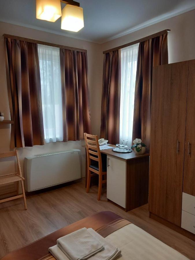 Hotel Kata Panzió Oroszlány Exterior foto