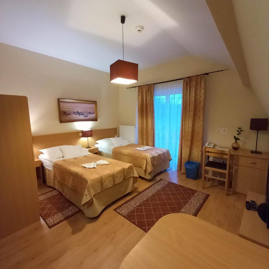 Hotel Kata Panzió Oroszlány Exterior foto