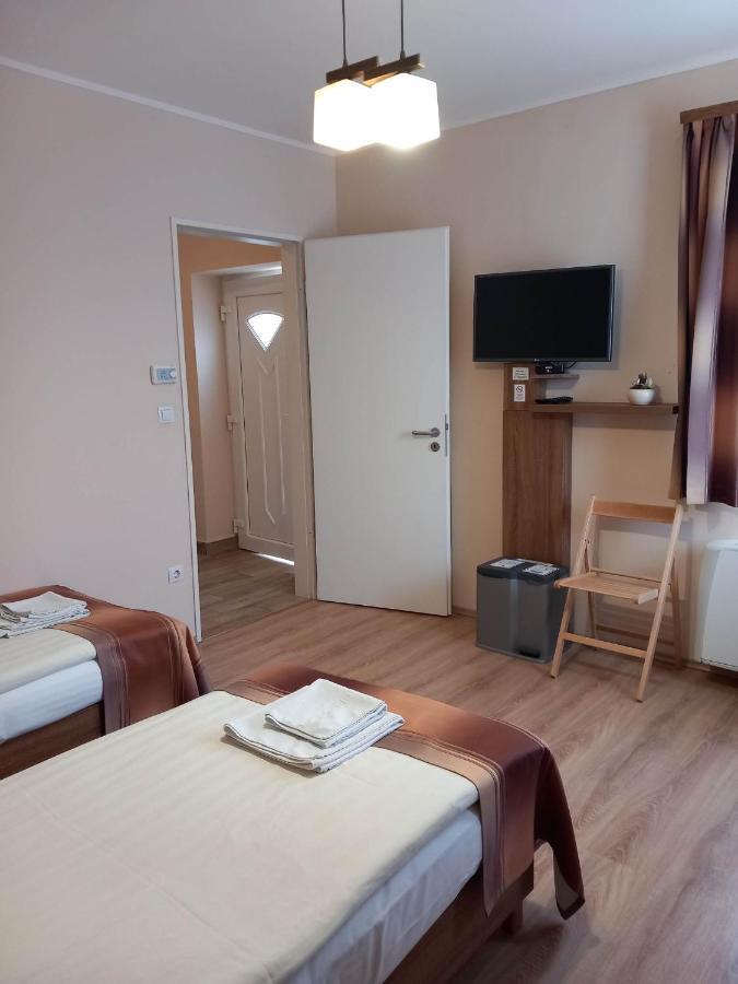 Hotel Kata Panzió Oroszlány Exterior foto