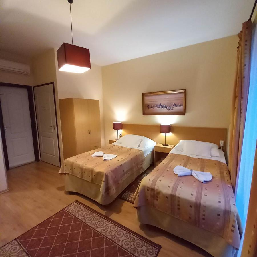 Hotel Kata Panzió Oroszlány Exterior foto